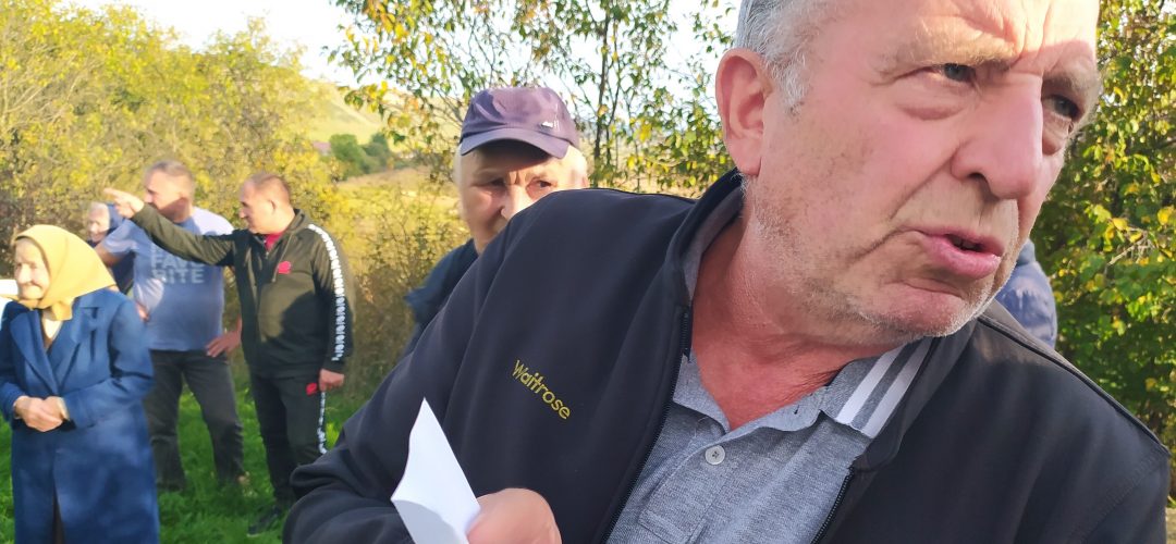 Read more about the article Protestul localnicilor din Nădășelu: „Să facă un tunel, nu viaduct peste cimitirul nostru”