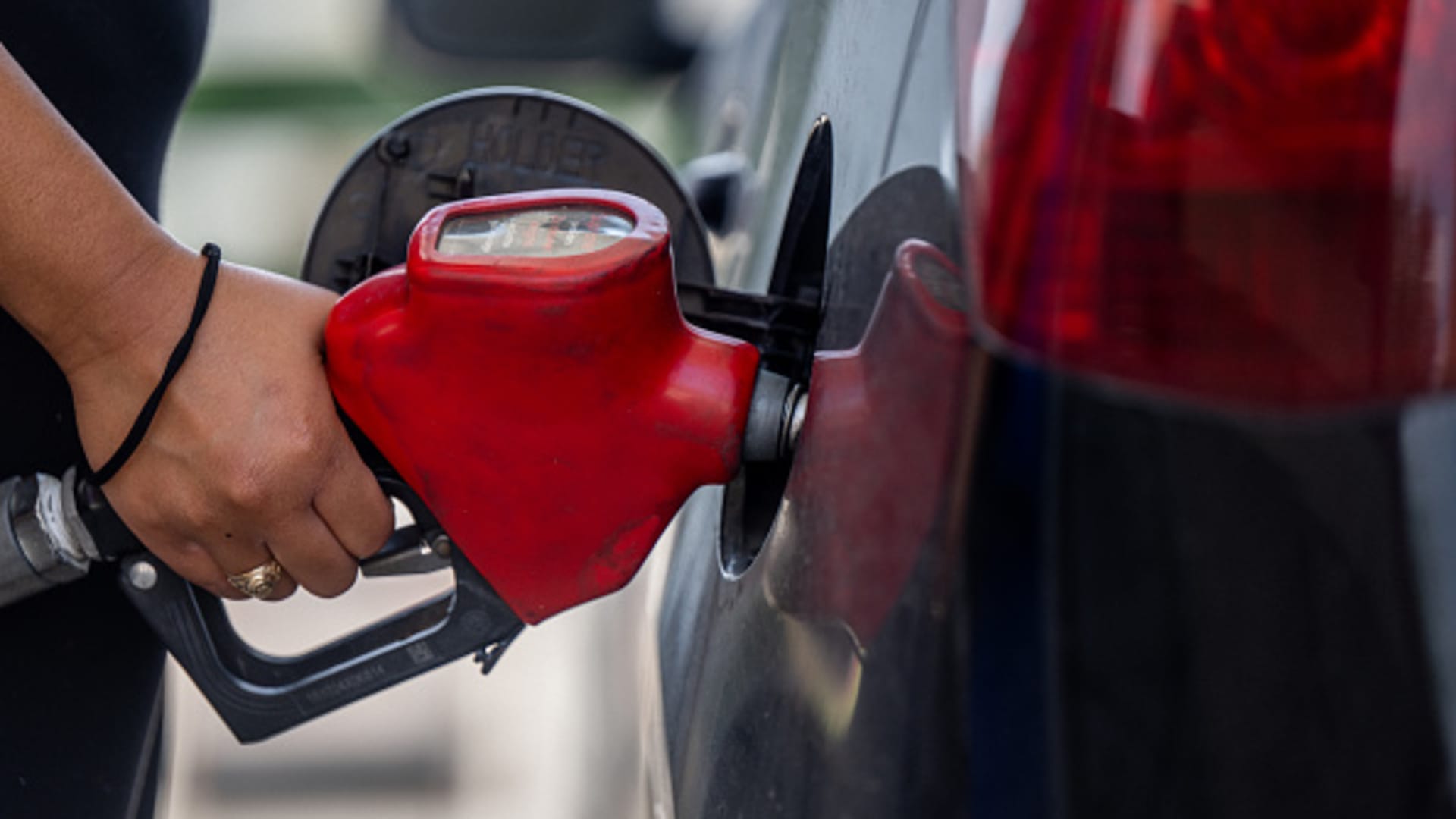Read more about the article Stăm bine, să nu ne plângem. Cât este prețul benzinei în România, comparativ cu restul lumii