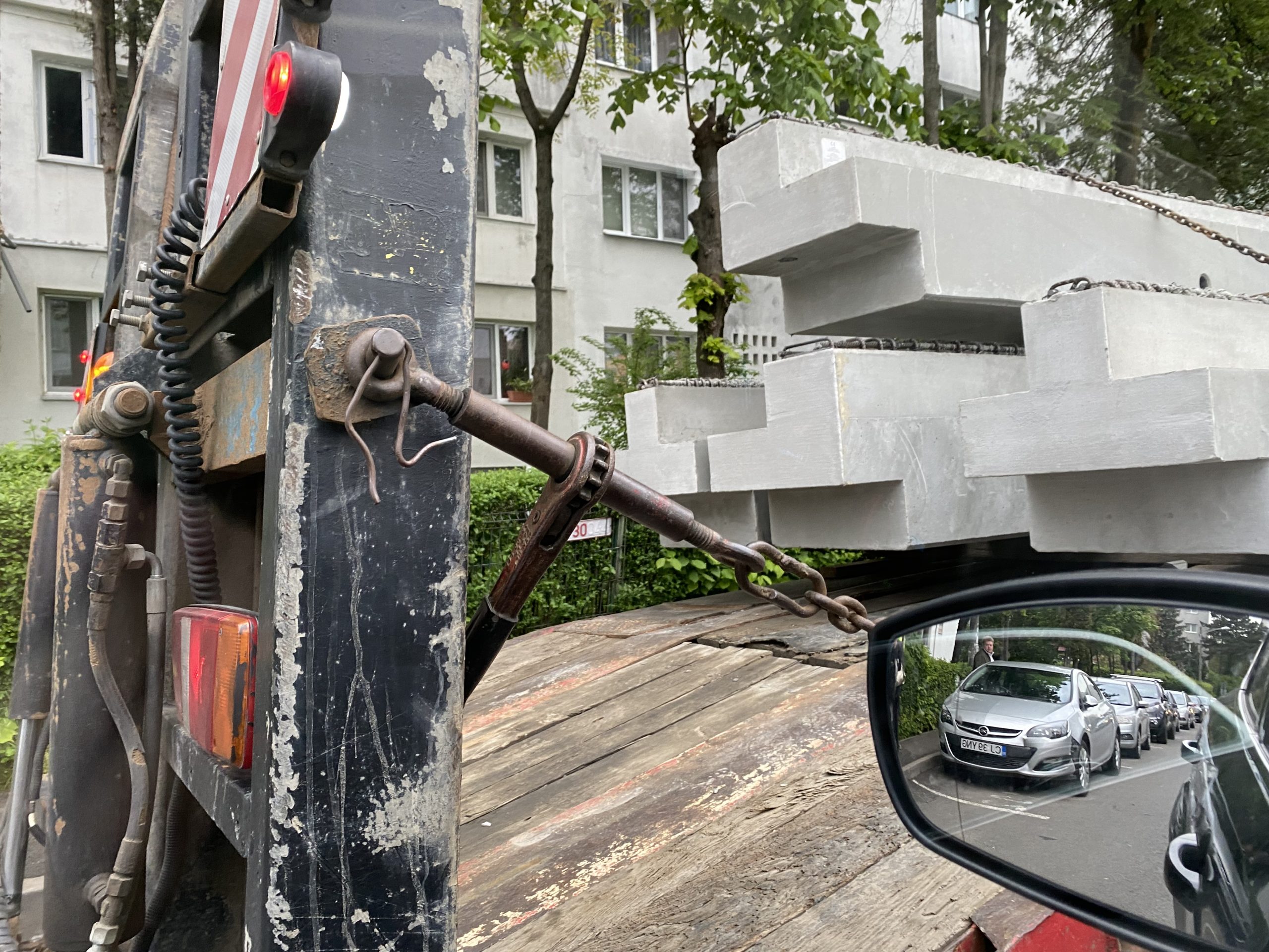 Read more about the article A intrat cu camionul pe străduță și a agățat o mașină