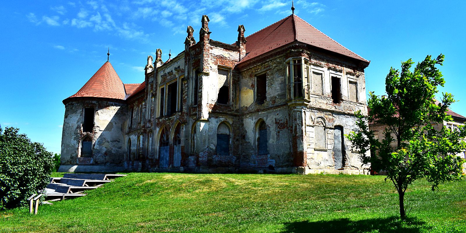 Read more about the article Expoziție inedită la Castelul Banffy, cu politicieni din Ungaria