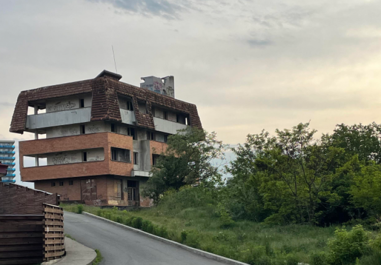 Read more about the article Un bloc din Gheorgheni al MApN zace abandonat de zeci de ani