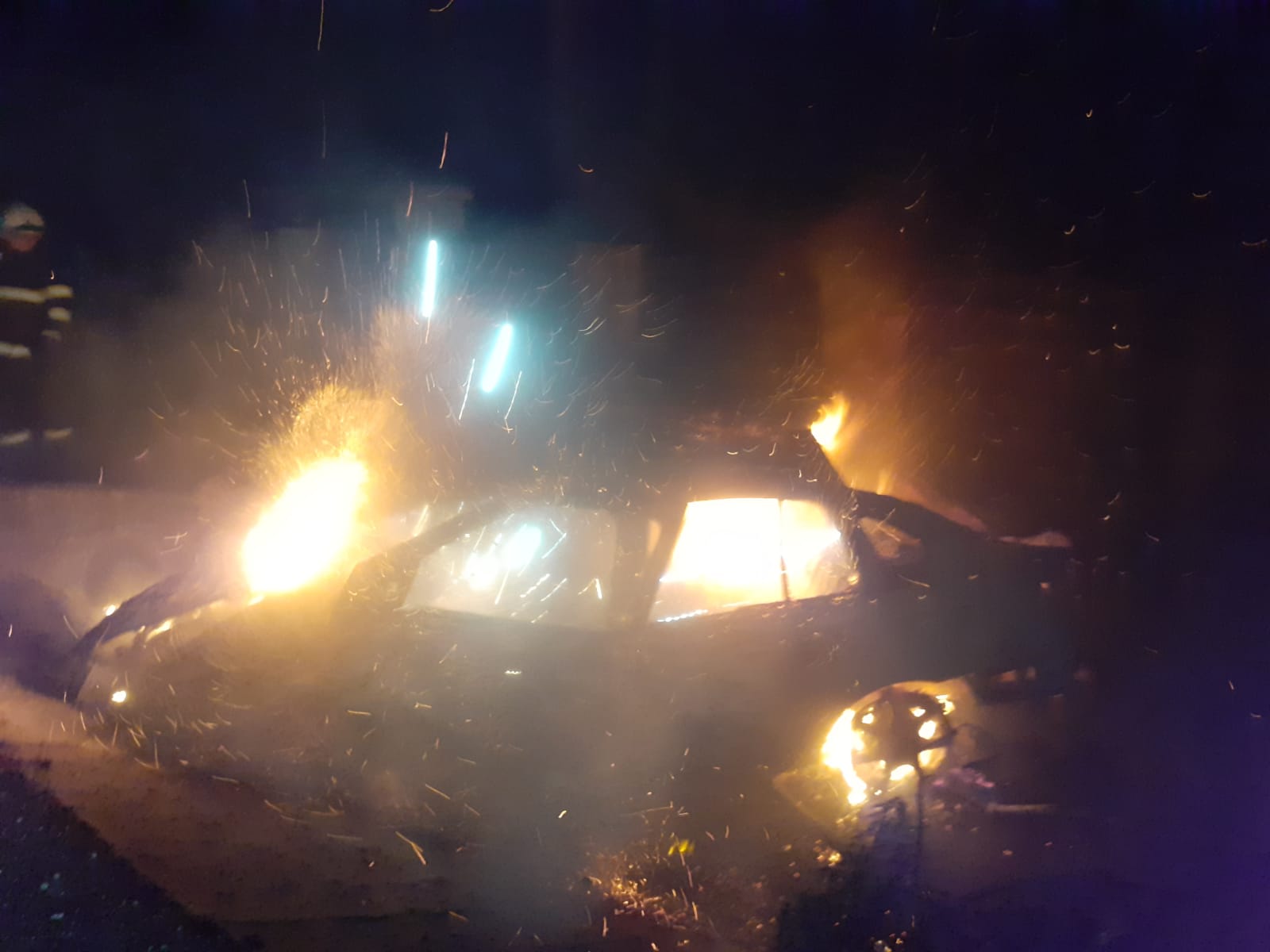 Read more about the article Mașină în flăcări. Ce au pățit ocupanții ei