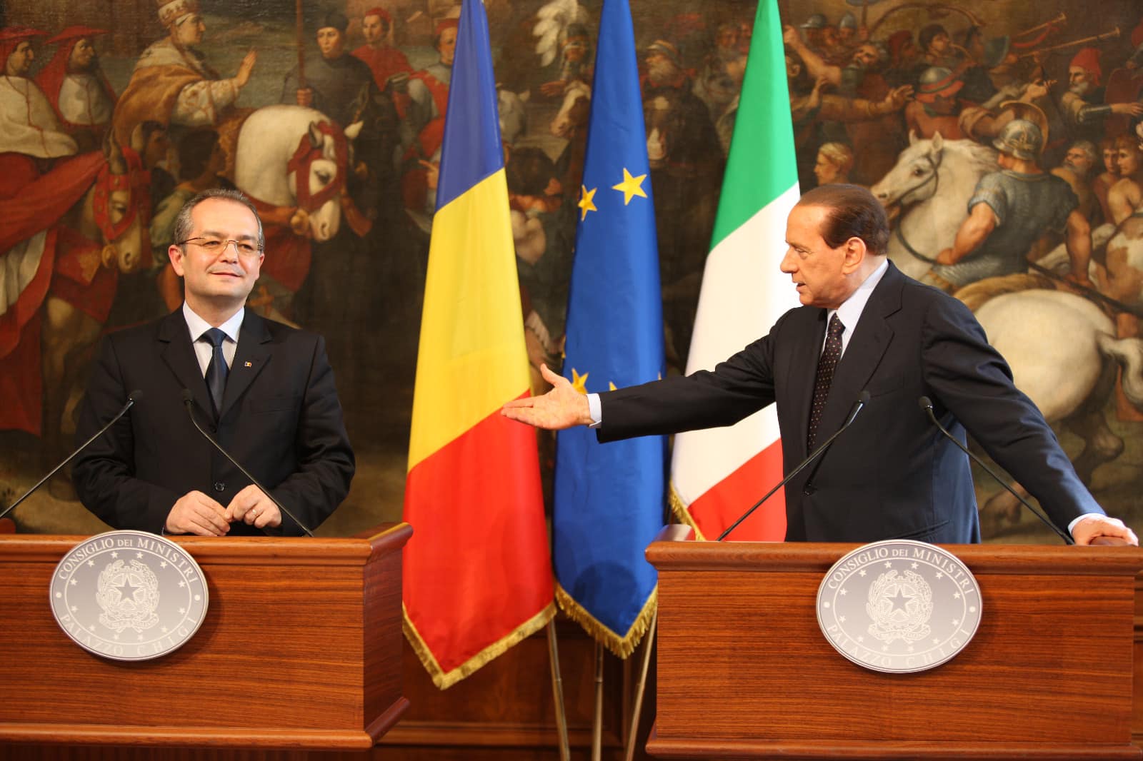 Read more about the article Boc varsă lacrimi: “Îi mulțumesc pentru sprijinul politic pentru aplanarea crizei legate de prezența românilor în Italia”
