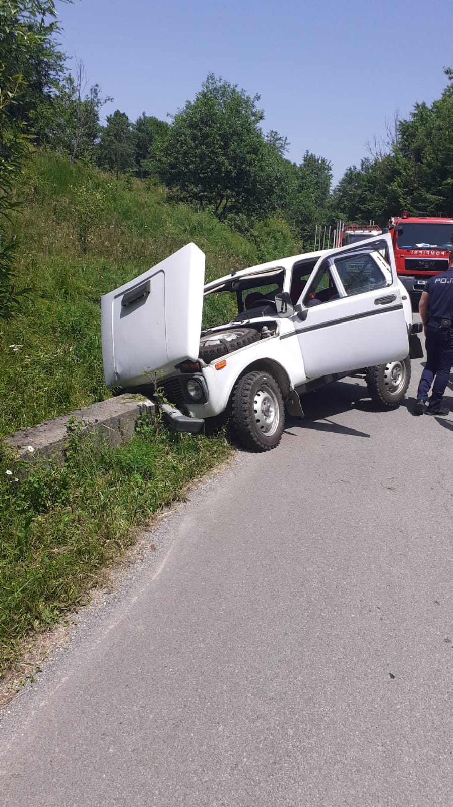 Read more about the article Accident în localitatea Săcuieu. Femeie încarcerată