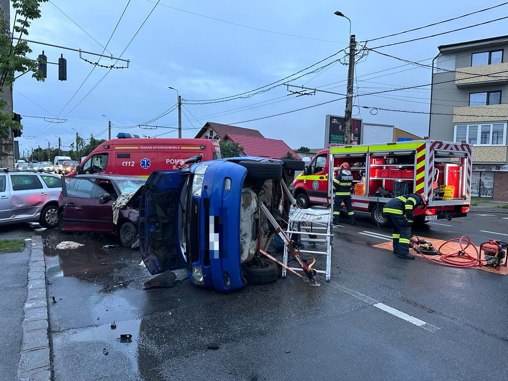 Read more about the article Accident, la Cluj. Patru persoane blocate într-o autoutilitară răsturnată