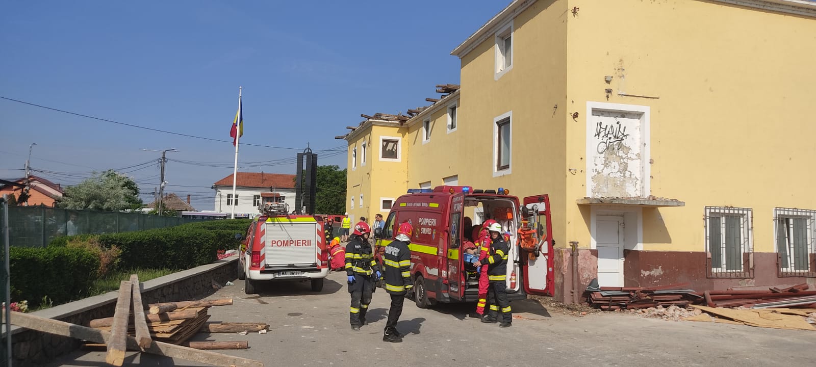 Read more about the article GALERIE FOTO Cadeee tavanul! Muncitori prinși sub dărâmături după ce s-a prăbușit tavanul pe ei