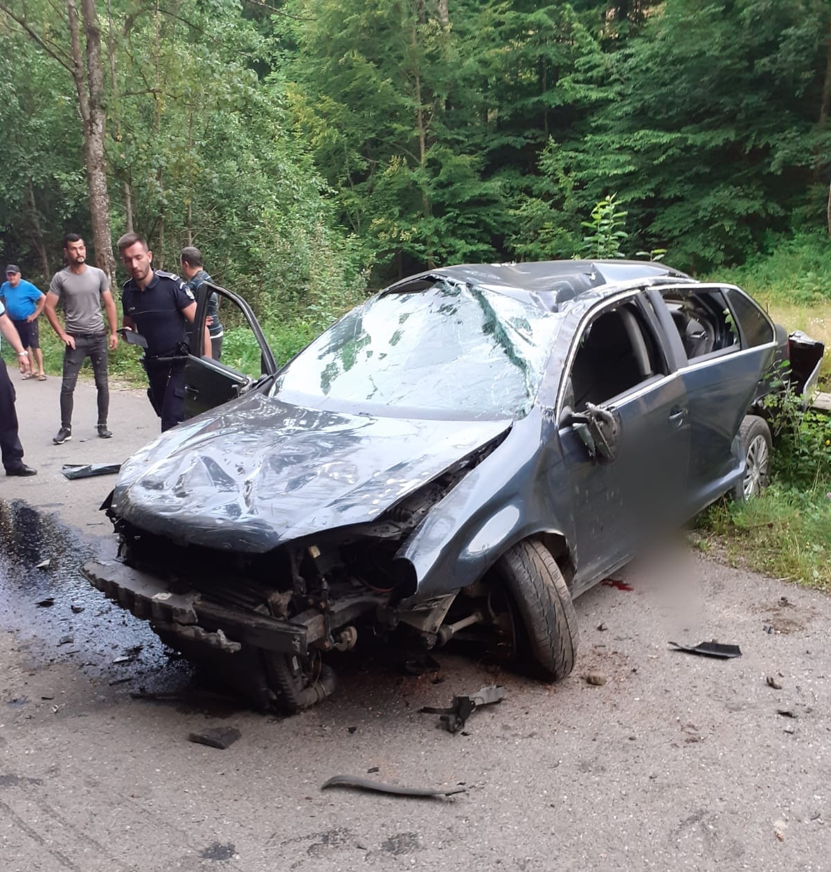Read more about the article Și-a făcut mașina praf. Un tânăr este grav rănit