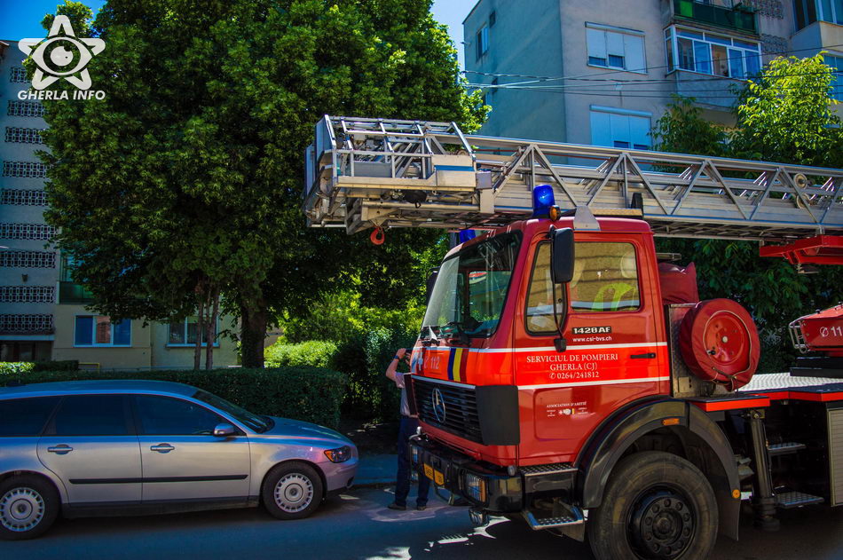 Read more about the article Cadeeee! Acoperiș căzut parțial peste patru mașini