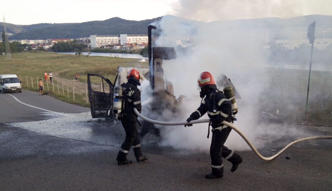 Read more about the article O autoutilitară a luat foc în Florești