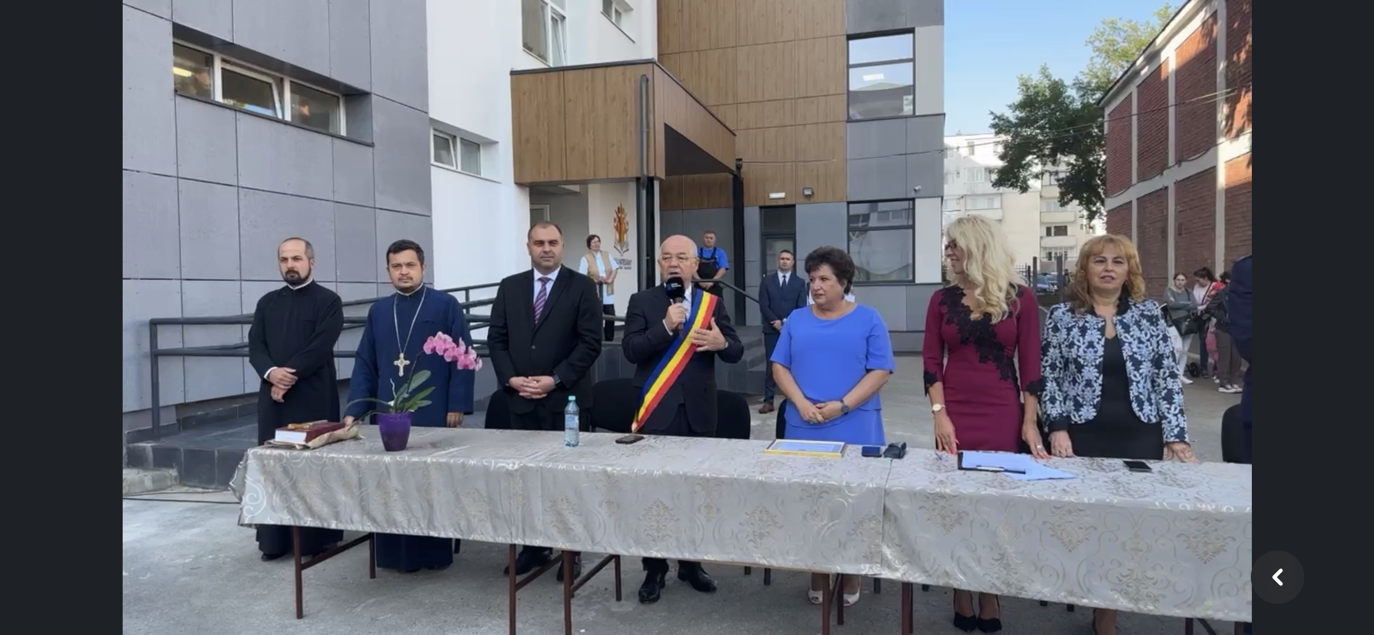 Read more about the article Lipsă de respect, ca să nu spun nesimțire, la școli “de centru”. Emil Boc le-a arătat cum se face