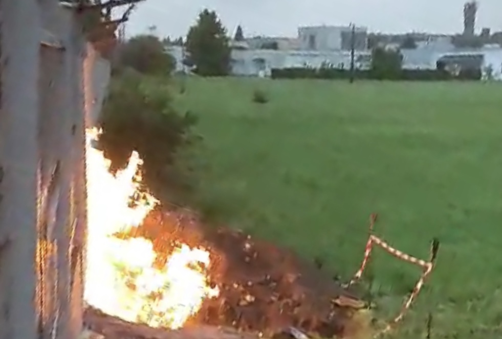 Read more about the article Arde o țeavă de gaz, în Cluj