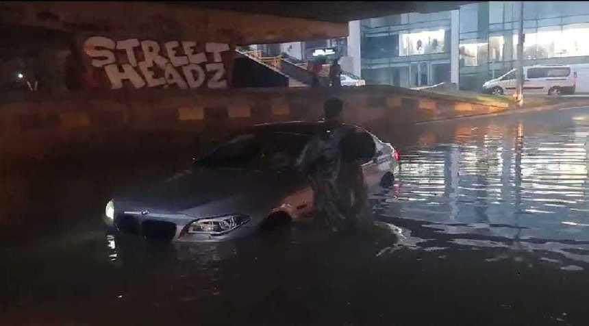 Read more about the article Subsolul unui liceu sub apă / Pasaj inundat / Străzi pe care canalizarea nu a mai făcut faţă. Efectele furtunii