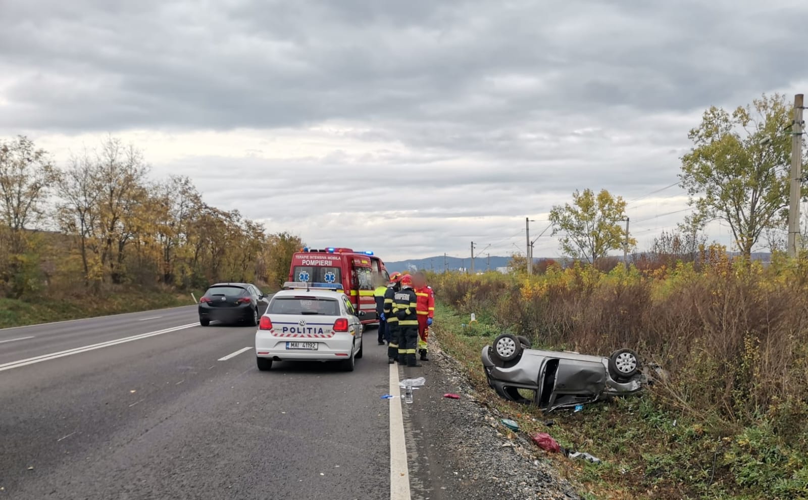 Read more about the article S-a răsturnat cu mașina. Victima, transportată la spital