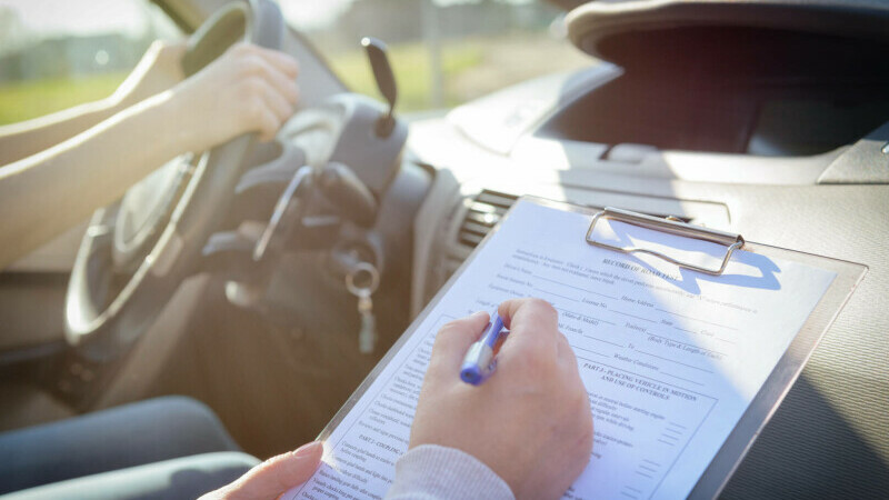 Read more about the article A făcut stop cardiac în timpul examenului pentru permis. Polițistul a salvat-o