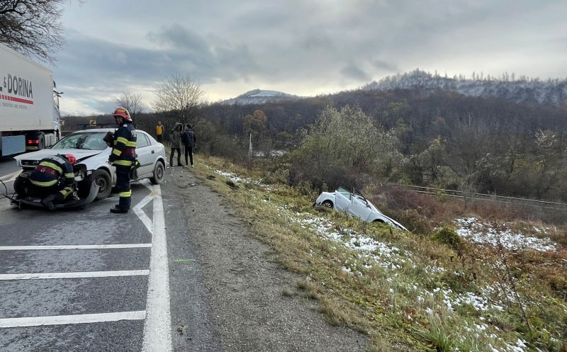 Read more about the article Două mașini s-au făcut praf în comuna Poieni. Doi copii la bord