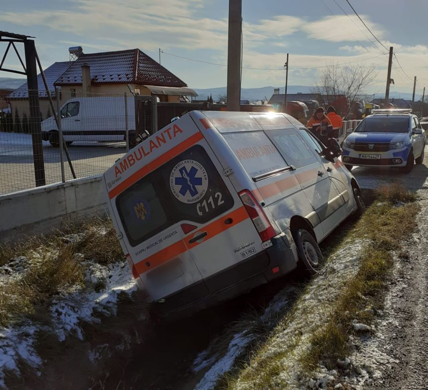 Read more about the article Șoferiță neatentă = o ambulanță cu pacient în șanț