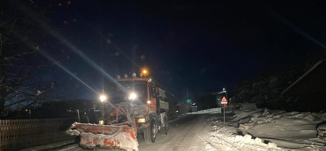 Read more about the article Zăpadă la munte. Circulație îngreunată