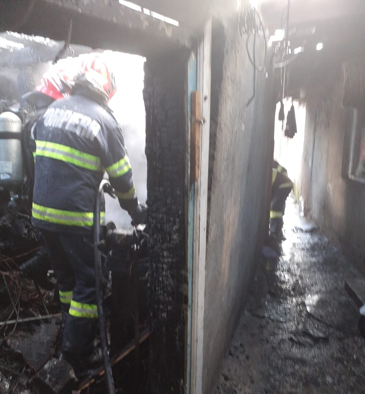 Read more about the article Au rămas fără casă înaintea Crăciunului. Incendiu la o casă din Huedin