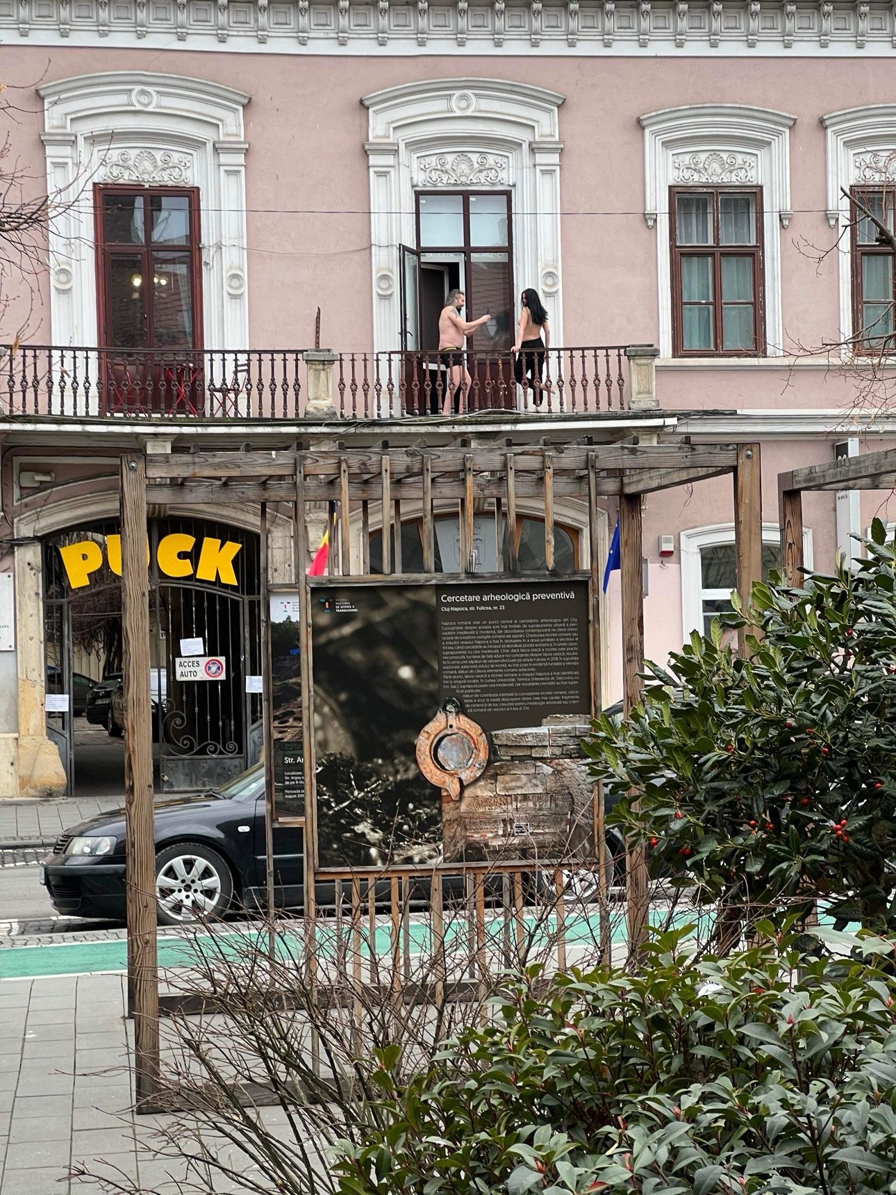 Read more about the article FOTO. Nudism în centrul Clujului. Le-a arătat sânii tuturor
