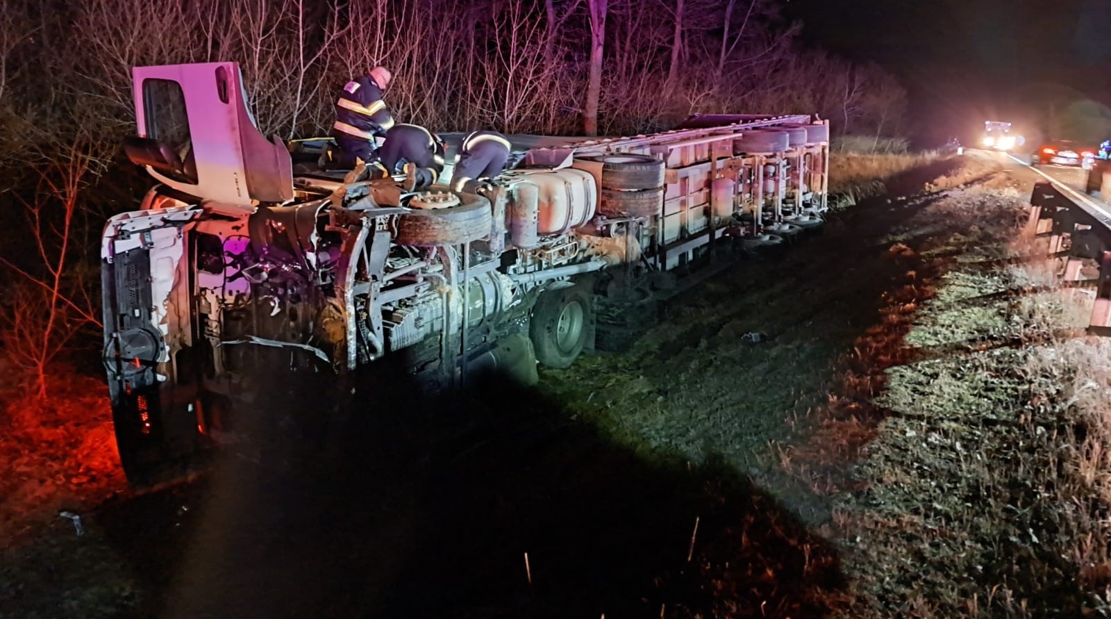 Read more about the article S-a răsturnat cu TIR-ul pe marginea drumului. Alte două vehicule implicate în accident