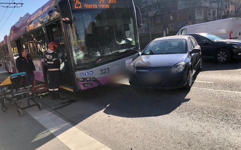 Read more about the article Un autobuz și o mașină s-au ciocnit pe un bulevard din Cluj-Napoca