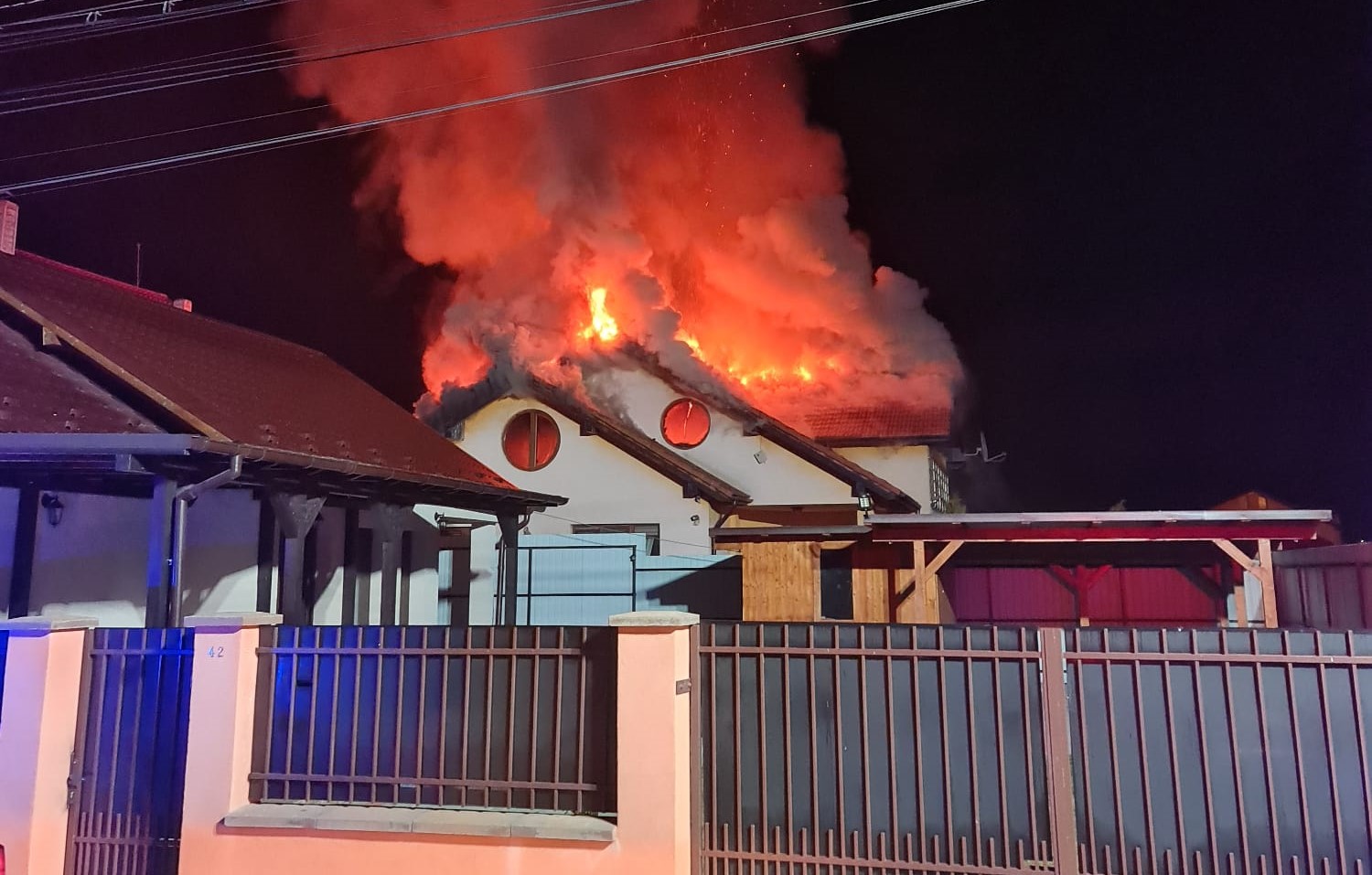 Read more about the article A luat foc acoperișul unei case din Apahida