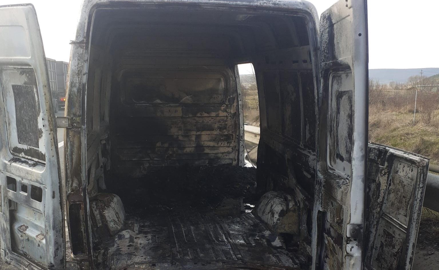 Read more about the article Mașină în flăcări. A luat foc instalația electrică a unei dube