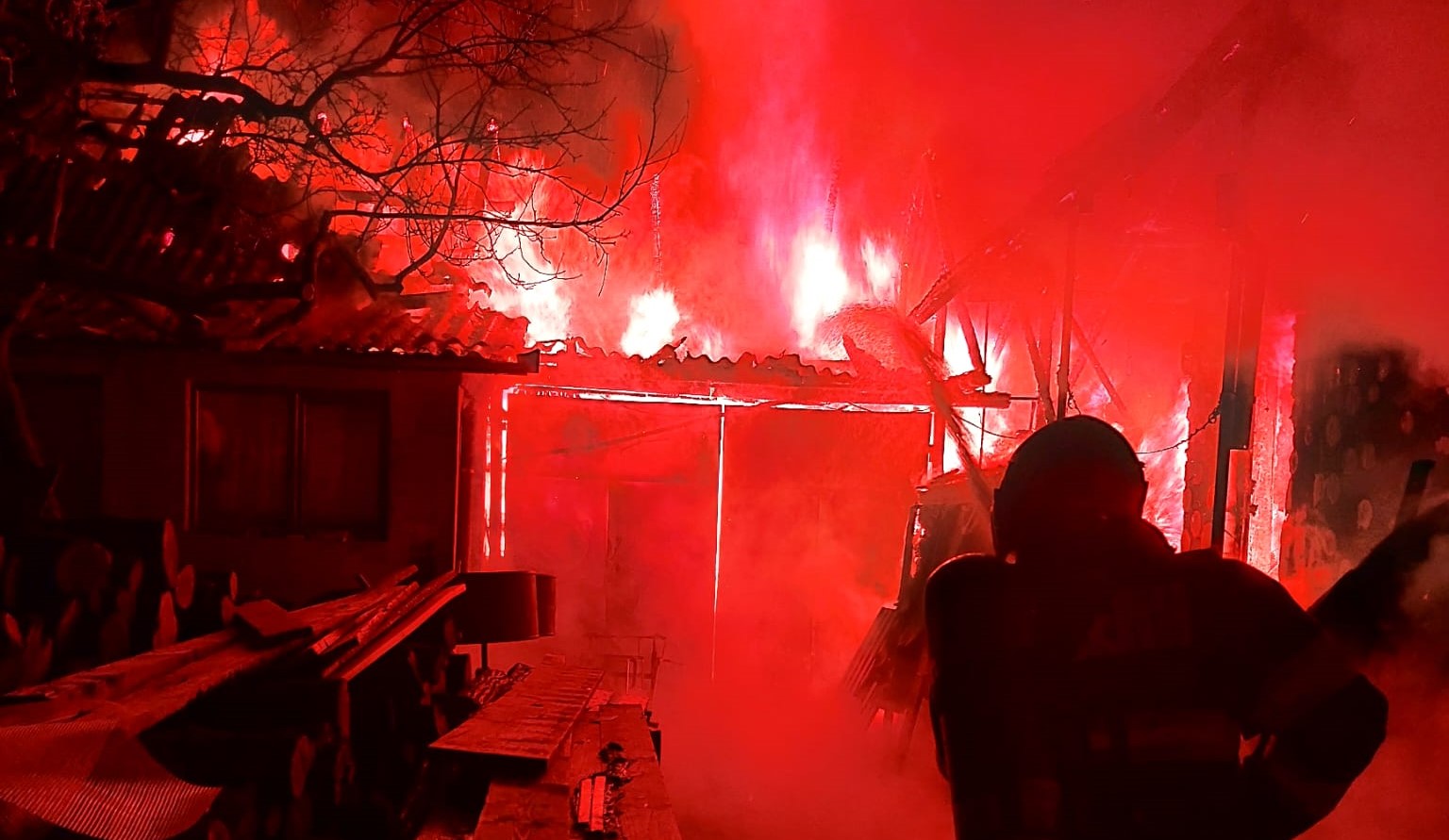 Read more about the article Incendiu la Cuzdrioara. Două victime transportate la spital