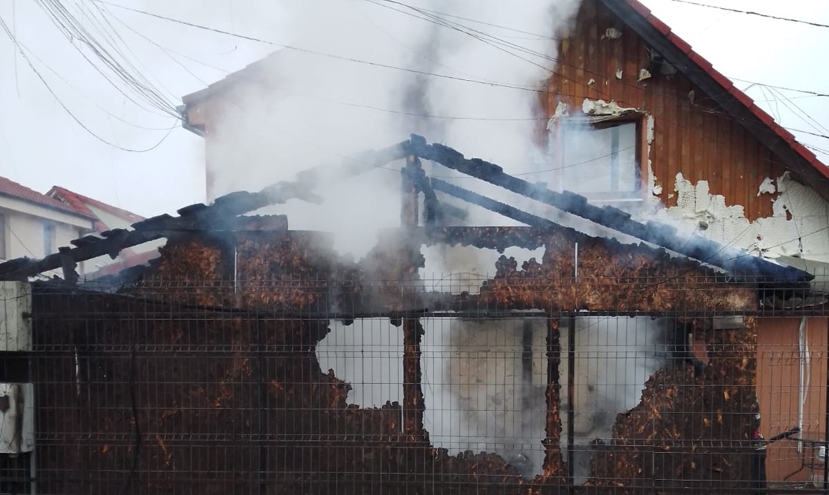 Read more about the article A luat foc garajul unei case din Florești