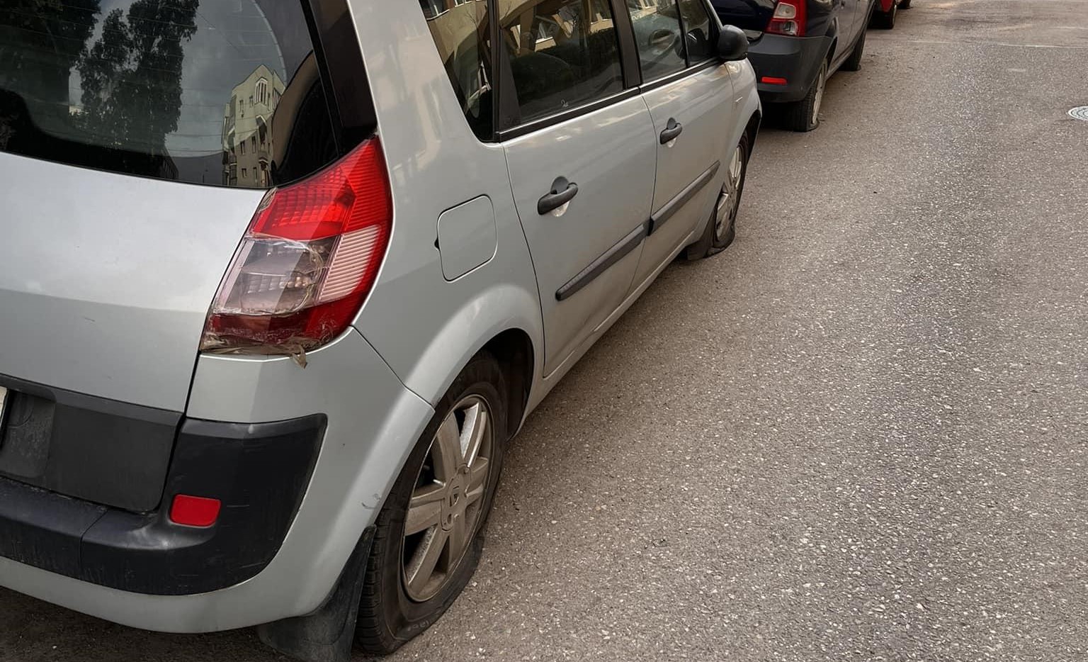 Read more about the article Cauciucuri tăiate pe o stradă din Cluj. „Plină lumea de proști”