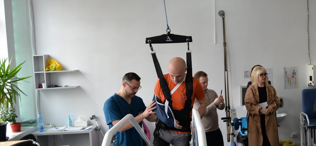 Read more about the article Clujul se modernizează. Avem un robot care îi ajută pe bolnavi