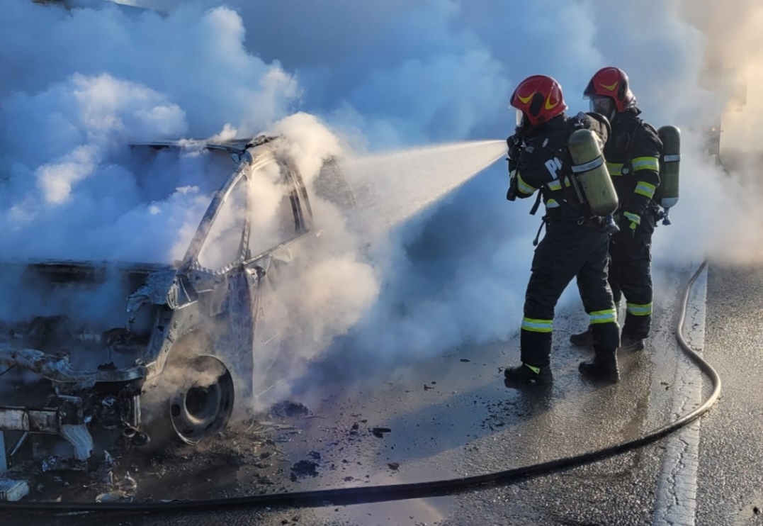 Read more about the article I-a luat foc mașina din cauza instalației electrice