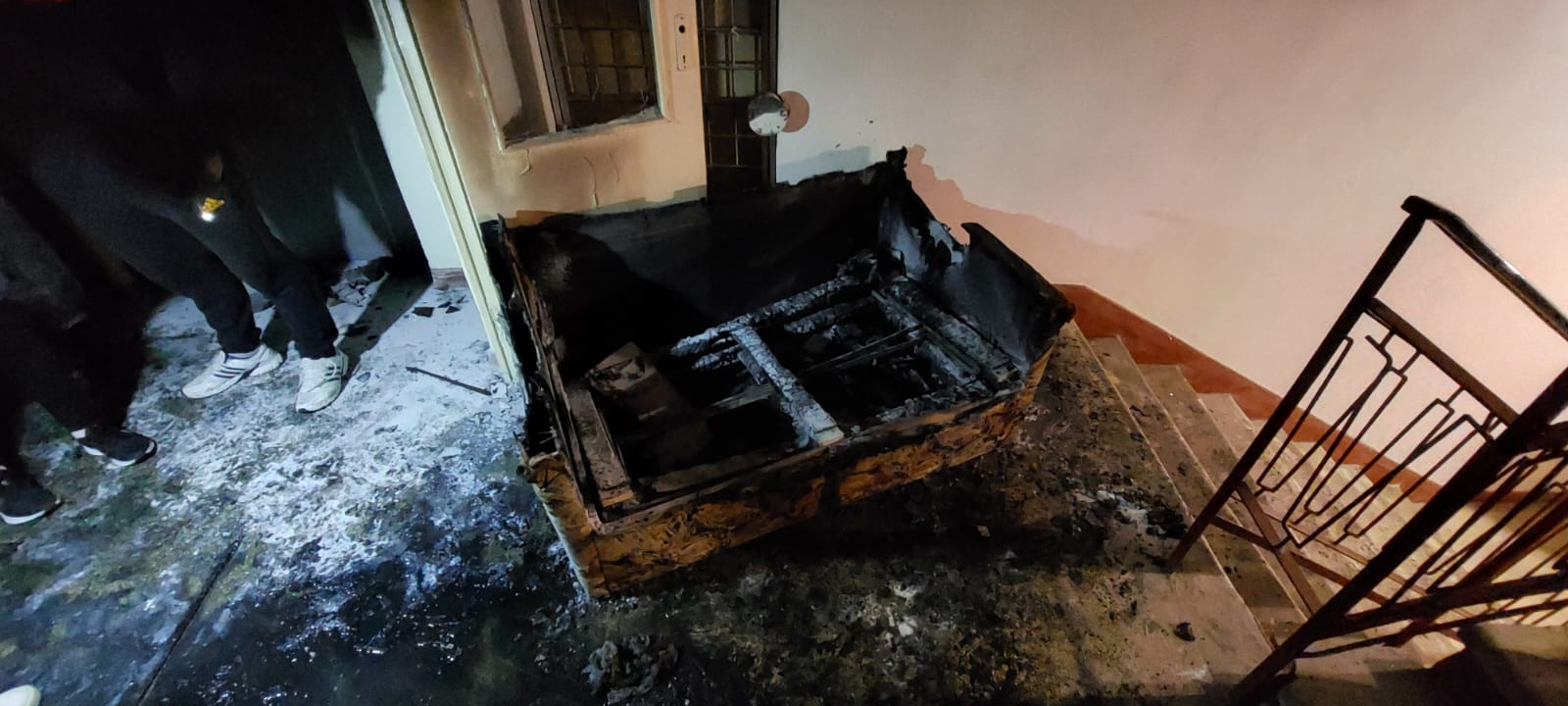 Read more about the article Le-a luat foc canapeaua din apartament din cauza instalației electrice