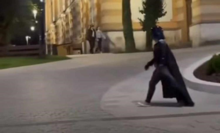 Read more about the article Plimbare de seară pentru Darth Vader. Voi ce ați face dacă l-ați vedea?