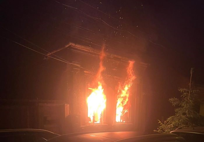 Read more about the article O casă a luat foc în Cluj-Napoca. Pompierii au ajuns cu greu din cauza străzii înguste și a mașinilor parcate