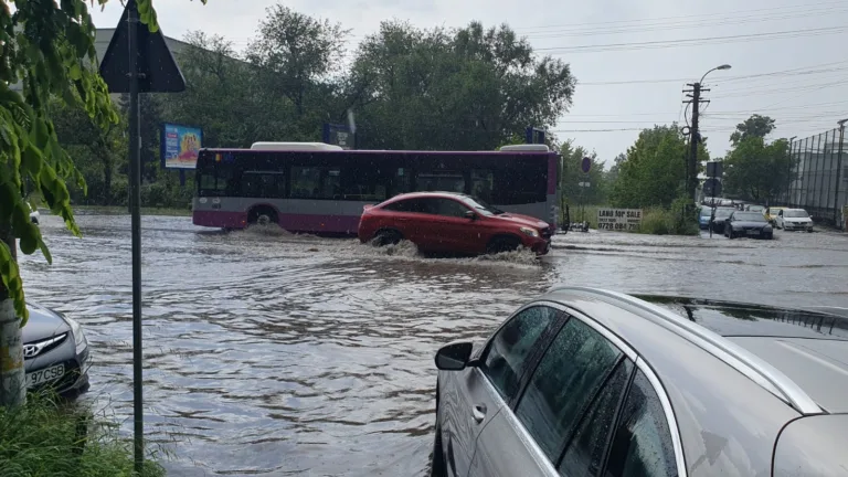 Read more about the article După o furtună mai scurtă de o oră, o arteră principală dintr-un cartier Clujean arată ca un lac