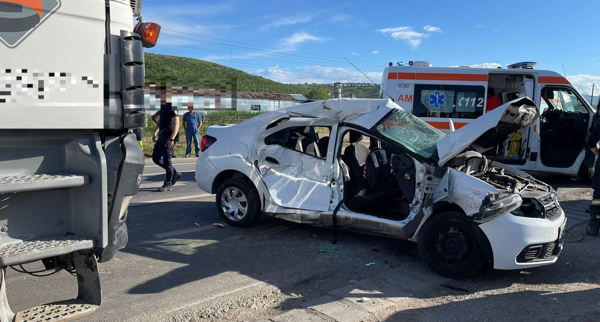Read more about the article Accident cu trei vehicule în Sânicoară. Un bărbat a intrat în stop cardio-respirator