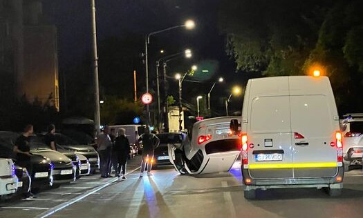 Read more about the article A ajuns cu roțile în sus, aseară, într-un cartier din Cluj
