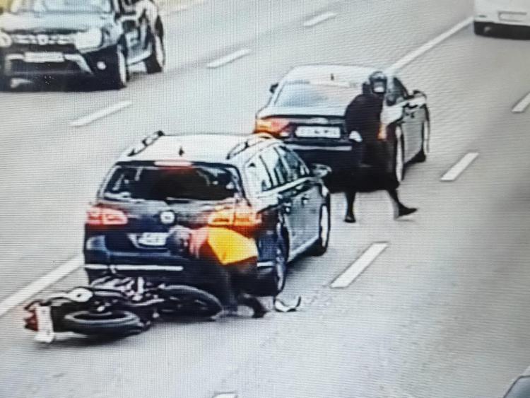 Read more about the article Accident ca-n filme. Doi tineri pe o motocicletă au intrat în plin într-o mașină
