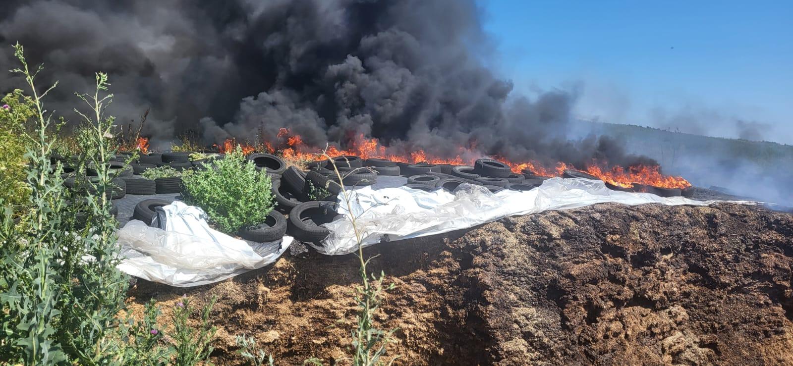 Read more about the article Incendiu într-o gospodărie din Apahida. A luat foc o stivă de cauciucuri