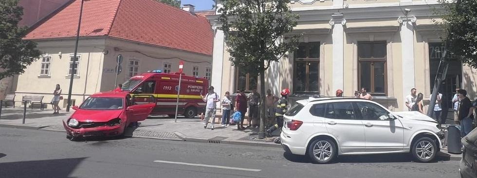 Read more about the article Accident în centru Clujului. Circulația a fost oprită. Una dintre mașini s-a oprit în stâlpul unui indicator rutier