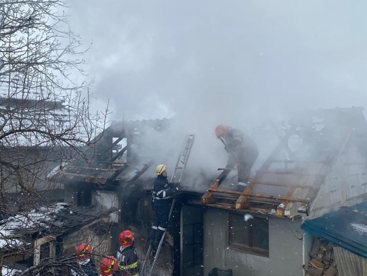 Read more about the article O casă a ars într-o comună din județul Cluj. Incendiul s-a declanșat în cursul nopții.