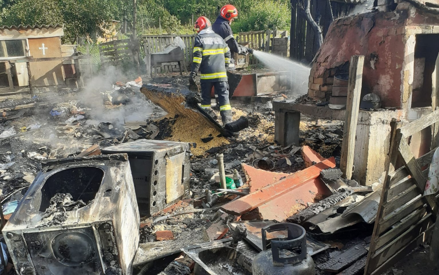 Read more about the article Incendiu in localitatea Cătina. A luat foc o bucătărie de vară și un depozit de furaje