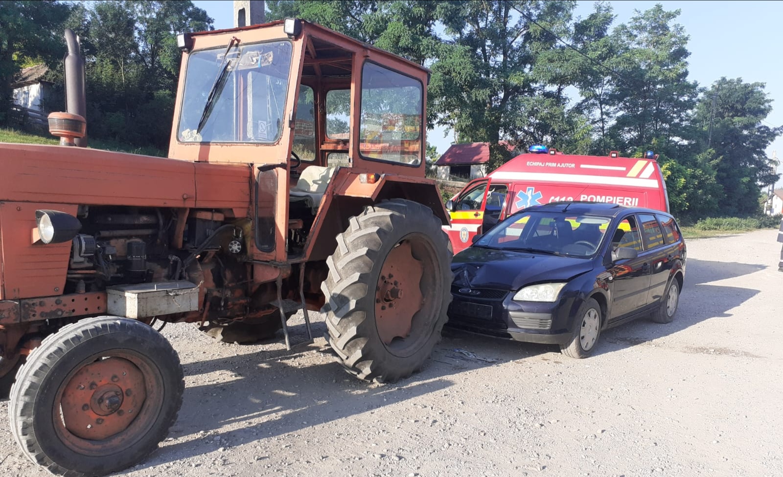 Read more about the article A intrat cu mașina într-un tractor parcat pe marginea drumului