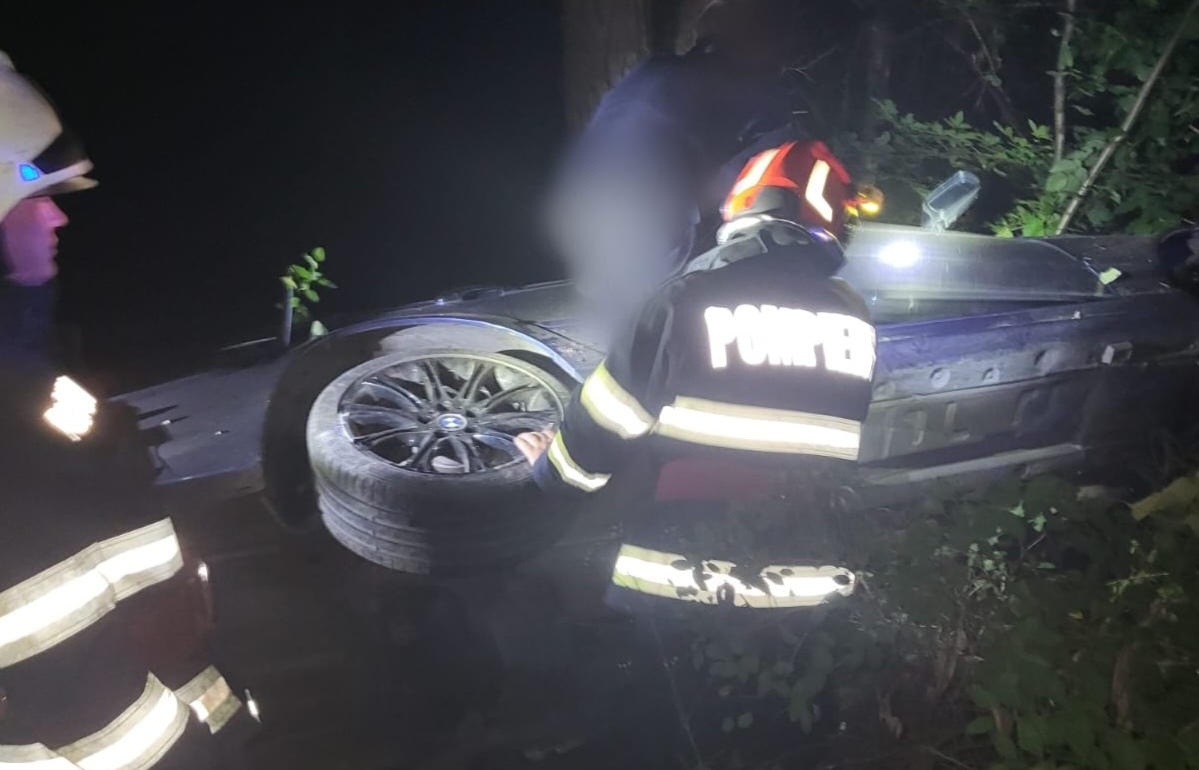 Read more about the article Doi tineri de 20 de ani s-au răsturnat, cu mașina, pe marginea drumului