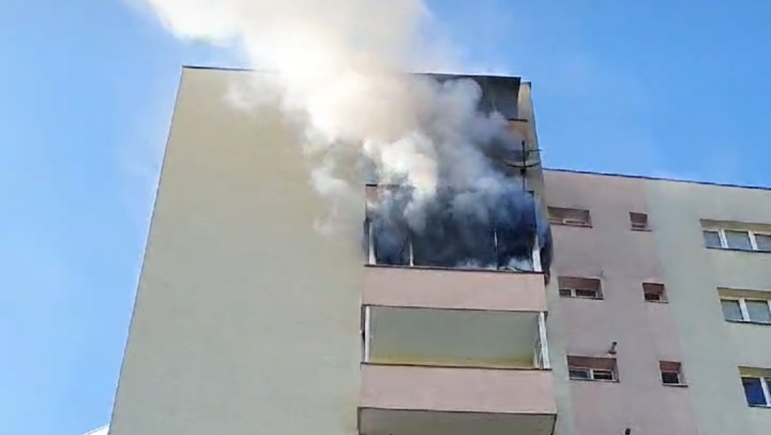 Read more about the article A luat foc un apartament împreună cu balconul acestuia dintr-un cartier clujean