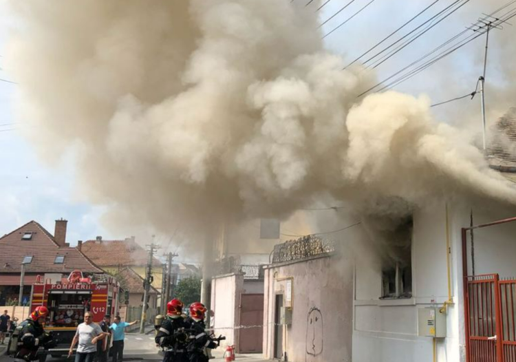 Read more about the article Incendiu în Cluj-Napoca. A luat foc acoperișul unei case