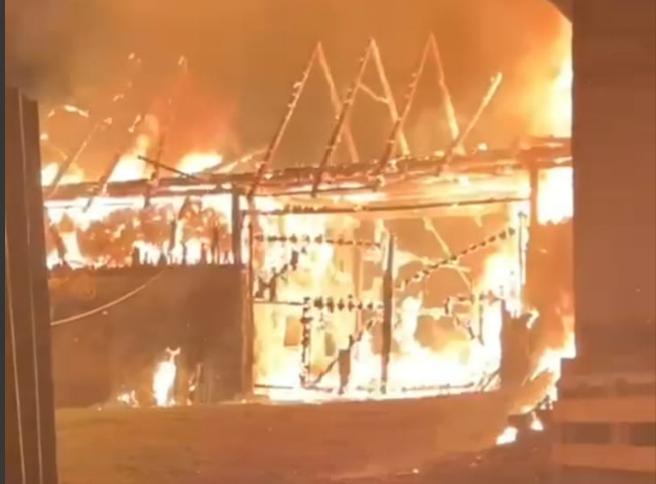 Read more about the article Incendiu grav. Operațiunile de stingere au durat 4 ore. Suprafața afectată a fost de 250 de metri pătrați