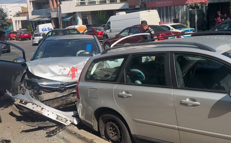 Read more about the article Două mașini s-au ciocnit în Piața Cipariu. O persoană a fost rănită