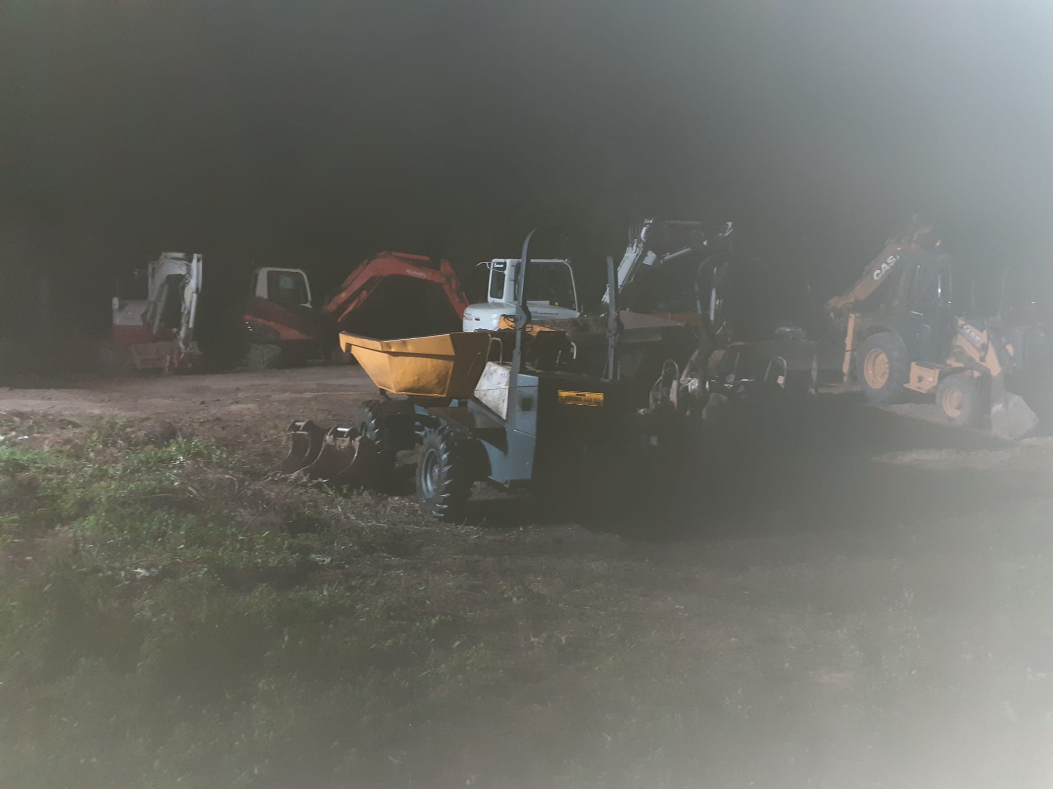 Read more about the article Au luat foc mai multe vehicule de construcții